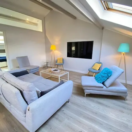 Modern & Bright 4-room In Banane